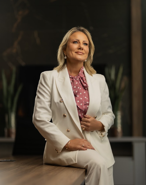 Dra. Débora Pinter Moreira em escritório